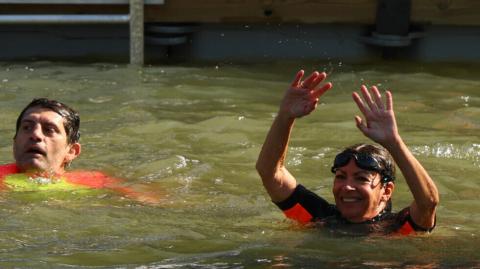 Paris Mayor swims in the Seine nine days before Olympic Games kickoff
