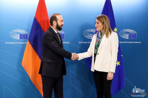Глава МИД Армении поздравил Роберту Метсолу с переизбранием на пост председателя Европарламента