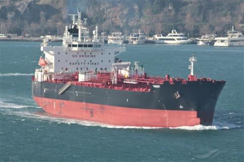У берегов Сингапура спасли 36 членов экипажей нефтяных танкеров