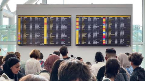 Partout dans le monde, des vols sont annulés : quelle en est la raison ?
