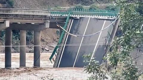 Չինաստանում կամրջի փլուզման հետևանքով ավելի քան 30 մարդ համարվում է անհետ կորած