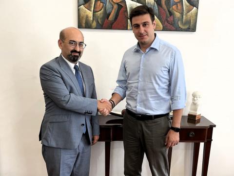 Tigran Mkrtchyan presentó los desafíos de la política exterior de Armenia al coordinador de la Oficina del Primer Ministro de Grecia