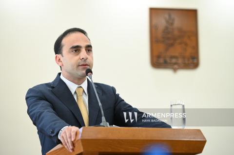 Conferencia de prensa del alcalde de Ereván, Tigran Avinyan.