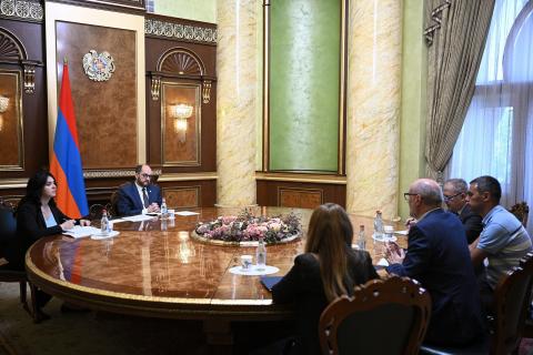 Le chef du Cabinet du Premier ministre a reçu le Directeur du Bureau arménien de l'organisation « IFES »