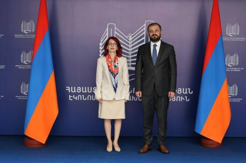 Economy Minister Gevorg Papoyan holds meeting with Syria's Ambassador to Armenia