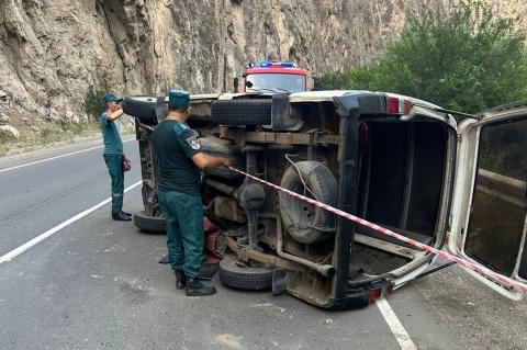 Երևան-Մեղրի ավտոճանապարհին կողաշրջված ավտոմեքենայի վարորդը հոսպիտալացվել է