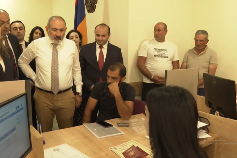 Премьер-министр Армении ознакомился с услугами, оказываемыми гражданам в Вагаршапатском территориальном центре Единой социальной службы