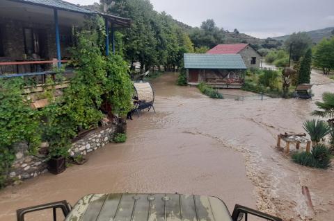 Спасатели эвакуировали 55 граждан, заблокированных в лагере "Сказка" из-за разлива реки Агстев