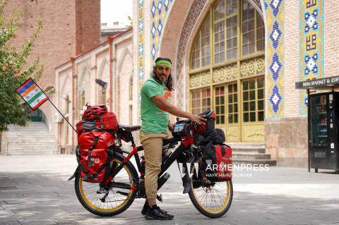 شهروند اصفهان جهت ابلاغ پیام صلح همشهریان خود به مردم ارمنی با دوچرخه به ایروان رسید