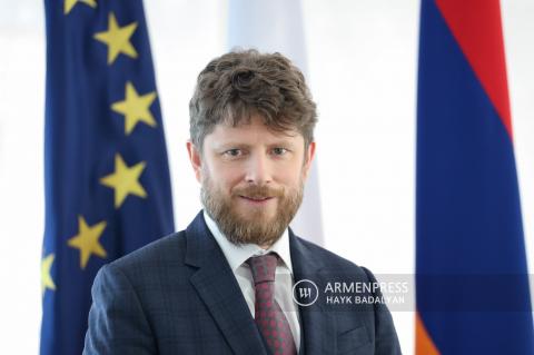 السفير الفرنيس بأرمينيا أوليفييه ديكوتيغني يرد على سفير أذربيجان لدى هولندا بالقول أن حق الشعب الأرمني في الرجوع إلى ناغورنو كاراباغ لا لبس فيه