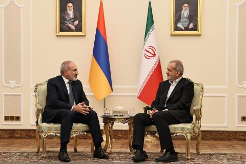 亚美尼亚总理尼科尔·帕希尼扬与新任伊朗总统马苏德·佩泽什基安的会晤