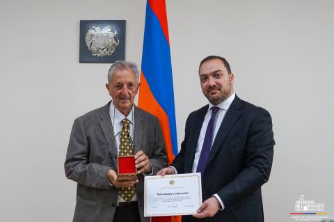 Armenian Foreign Ministry Secretary General awards SPFA President second-degree Medal of Honor