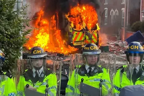 39 policiers blessés lors d'émeutes en Angleterre