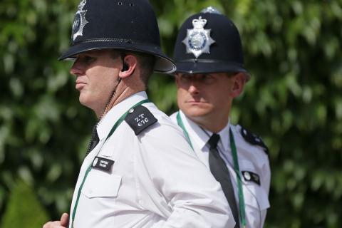 Британские полицейские опасаются новых беспорядков после нападения на детей