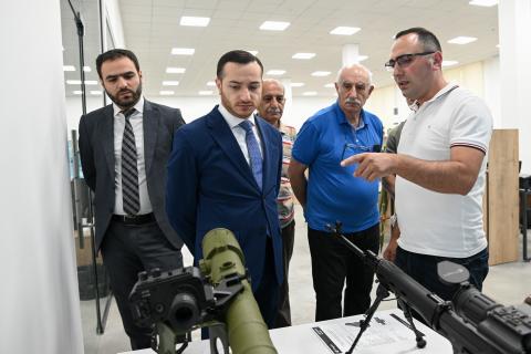 وزير صناعة التكنولوجيا الفائقة مخيتار هايرابتيان يزور شركة "آراكادز" الأرمني التي تعمل في إنتاج المعدات العسكرية والدفاعية