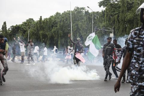 В Нигерии полиция применила слезоточивый газ против протестующих