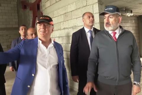 رئيس الوزراء نيكول باشينيان يتعرّف في ديليجان على أعمال بناء الطرق والمجمّعات السكنية