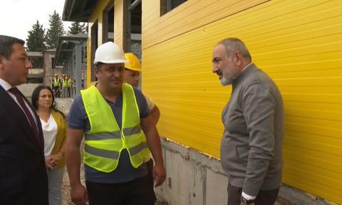 Prime Minister acquainted with construction of modular kindergarten and school in Bagratashen