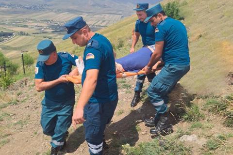 Փրկարարները պատգարակով մոտ 200 մ իջեցրել և շտապօգնության ավտոմեքենային են մոտեցրել ոտքը վնասած 73-ամյա քաղաքացուն