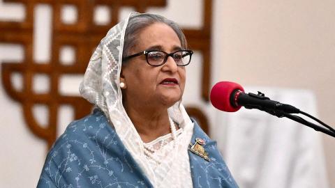 Премьер-министр Бангладеш подала в отставку и покинула страну