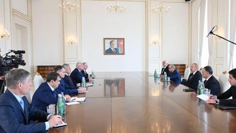 Шойгу проводит встречу с Алиевым