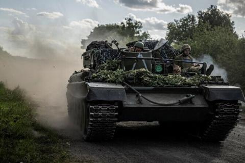 FILE PHOTO: Ukrainian servicemen ride a military vehicle, amid Russia's attack on Ukraine, near the Russian border in Sumy region, Ukraine August 11, 2024. REUTERS/Viacheslav Ratynskyi/File Photo