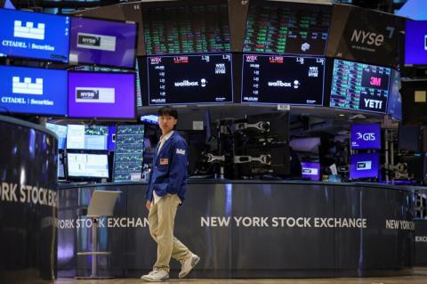 Traders work on the floor at the New York Stock Exchange (NYSE) in New York City, U.S., August 8, 2024.  REUTERS/Brendan McDermid/File Photo