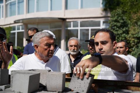 Yerevan Mayor Tigran Avinyan visits construction site of Garden of Life