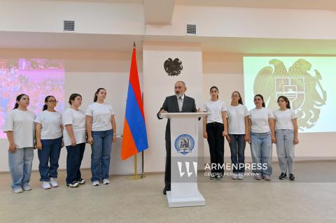 Nikol Pashinyan visitó la Escuela Secundaria Heratsi de Ereván