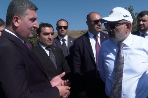 Visita del primer ministro a Vayots Dzor comenzó con debate sobre la inauguración de aeropuertos en Jermuk y otras ciudades.