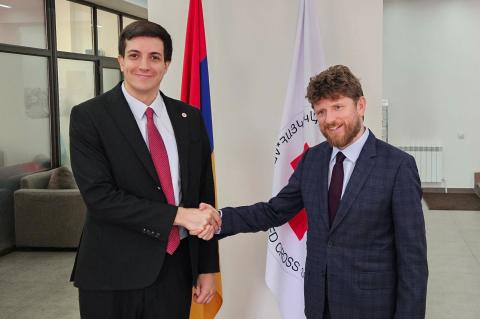 Embajador de Francia en Armenia felicitó a Davit Nersisyan por su elección como presidente de la Cruz Roja Armenia