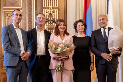 Embajadora de Armenia en Francia entregó una medalla al vicealcalde de París