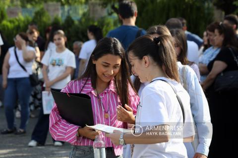 Becas de entre 70.000 a 77.000 drams en diversas especialidades