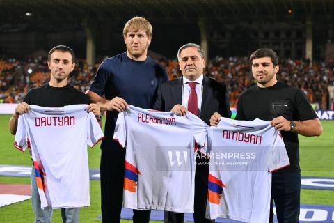 Les médaillés des Jeux Olympiques de Paris ont reçu les maillots de l'équipe nationale de football