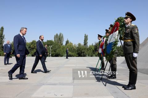 Le ministre des Affaires étrangères du Luxembourg, accompagné du ministre des Affaires étrangères de l'Arménie, a visité le complexe commémoratif de Tsitsernakaberd