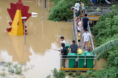 Число жертв тайфуна во Вьетнаме превысило 140