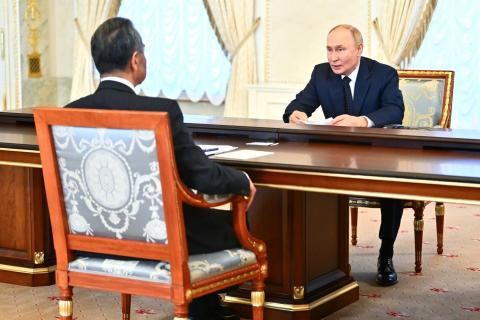 Путин встретился с министром иностранных дел Китая Ван И