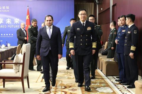 Suren Papikyan se reunió con el ministro de Defensa de China