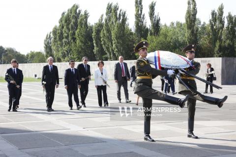 Ministro de Asuntos Exteriores de Francia visitó el Memorial del Genocidio Armenio.