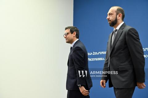 Conferencia de prensa de ministros de Asuntos Exteriores de Armenia y Francia