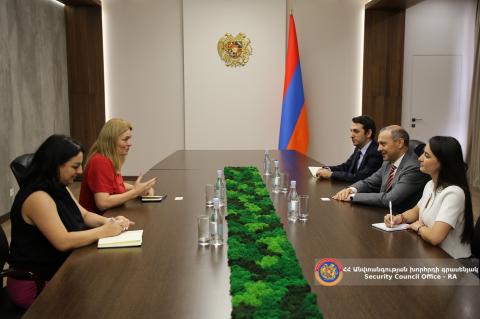 Secretario del Consejo de Seguridad de Armenia recibió a la embajadora de Países Bajos