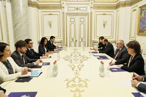 Armenian Prime Minister meets with French FM in Yerevan