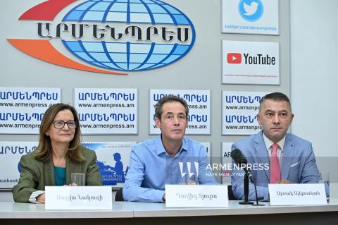 Conferencia de prensa del director del Instituto Francés de Armenia, David Tursi, rector de Universidad francesa, Salva Nakuzi, y director de editorial Newmag, Artak Aleksanyan.