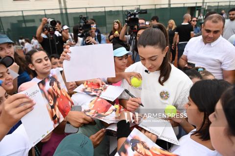 Tenista Elina Avanesyan brindó una clase magistral a jóvenes