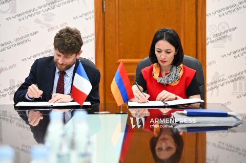 Ceremonia de firma de documentos sobre enseñanza de lengua francesa en instituciones educativas públicas de Armenia