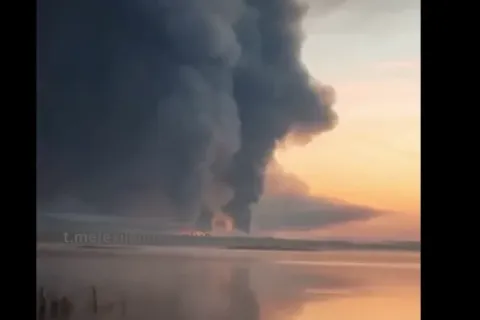 После атаки БПЛА в российском городе Торопец горит склад боеприпасов, объявлена эвакуация