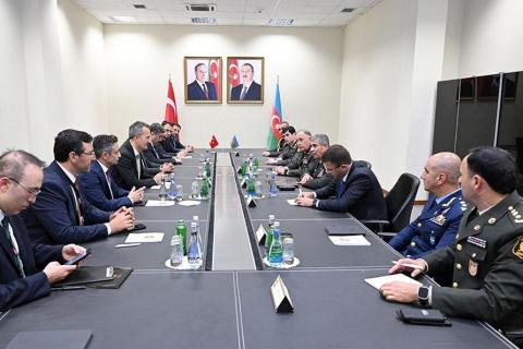 Azerbaiyán y Turquía firmaron acuerdos de cooperación técnico-militar