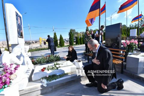 Le Premier ministre et son épouse ont honoré la mémoire des Héros tombés pendant la Guerre des 44 jours