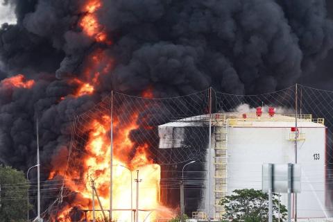 В Феодосии после пожара на нефтебазе эвакуировали более 1000 человек