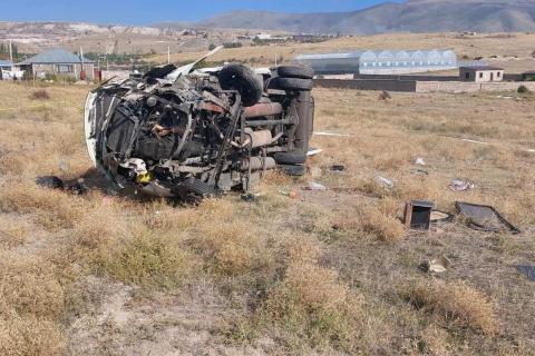 Accidente de "GAZel" en la ruta Ijevan-Ereván. Hay victimas